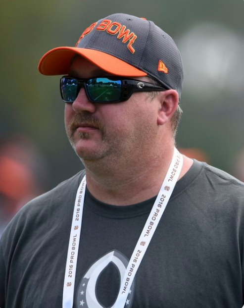 FamoussChild's tweet photo. Breaking: #Browns fire OC Alex Van Pelt, TE coach TC McCartney, and RBs coach Stump Mitchell, according to @JosinaAnderson. https://t.co/PqhO074dkO