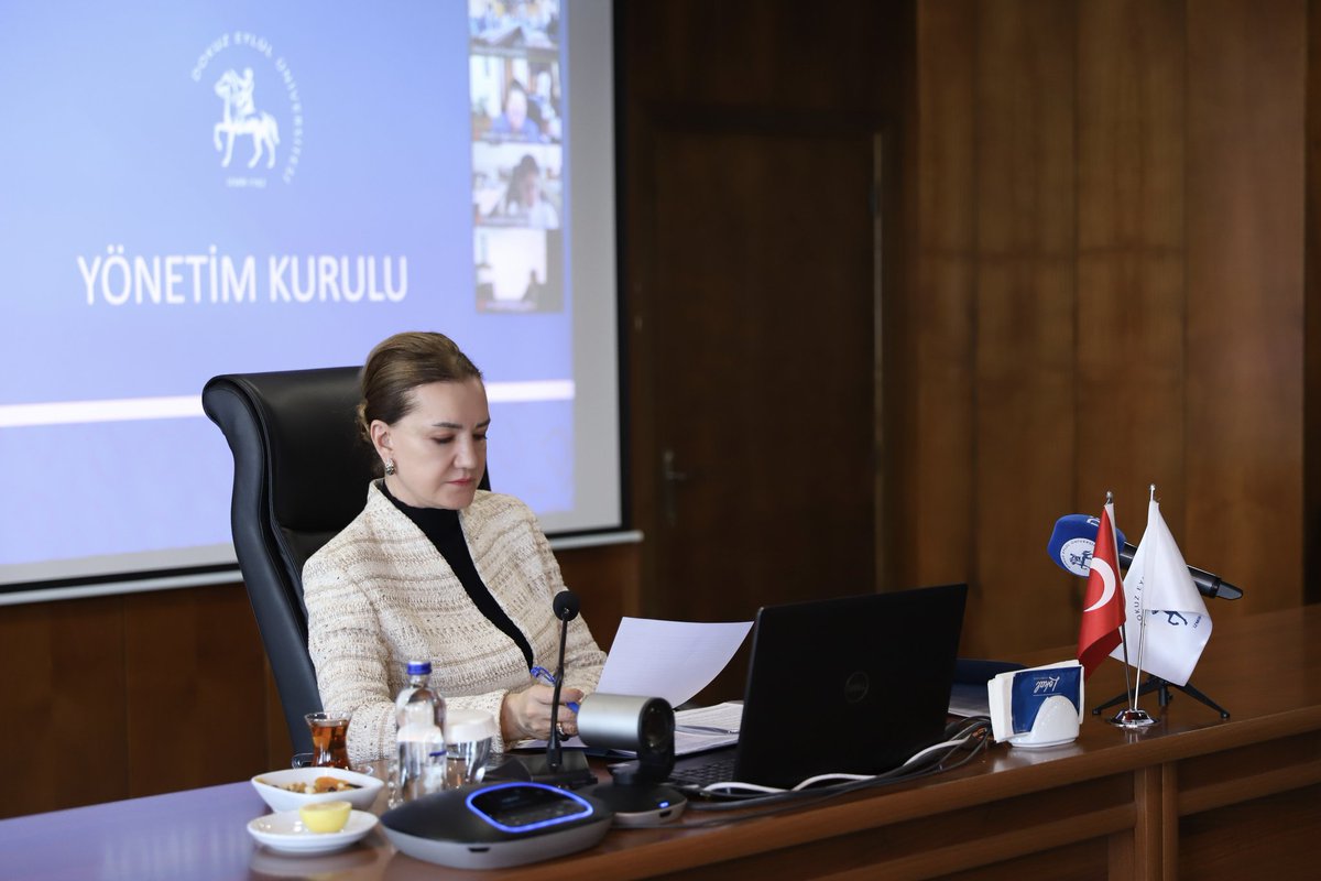 Yeniden atamalar ve kurum içi görevlendirmeler gündem maddeleriyle Rektörümüz <a href="/hotar_nukhet/">Prof. Dr. Nükhet Hotar</a>'in başkanlığında toplanan #universitemDEU Yönetim Kurulu Toplantısı'nda, erişilebilir kampüs ve yeşil dönüşüm kapsamındaki sürdürülebilirlik faaliyetlerimiz görüşüldü; olası proje