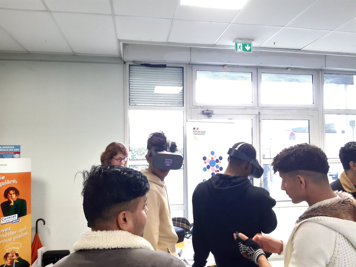 #Francetravail  #cahors
Forum métiers bâtiment par #CMA #lot  #lothabitat #patrimoineenmouvement  auquel s'associe l'agence pour faire découvrir le secteur avec  casques RV et exercice MRS.merci à Mme la #Prefete  et au maire de #Cahors pour leur venue.👏appui roselyne  veronique