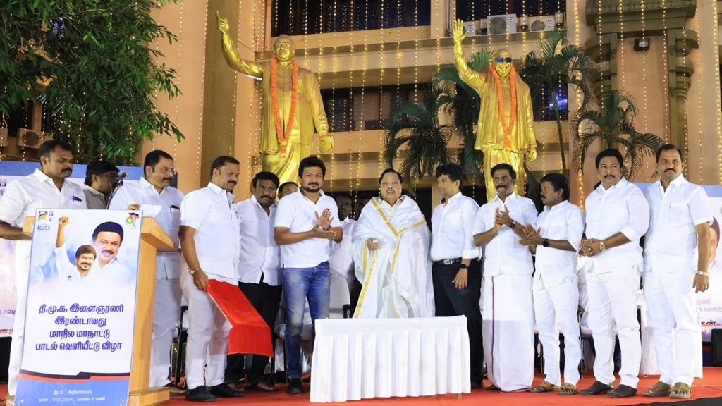 Udhaystalin's tweet photo. நம் பெருமைமிகு @dmk_youthwing-ன் 2 ஆவது மாநில மாநாட்டுக்கு இன்னும் நான்கு தினங்களே உள்ள நிலையில், மாநில உரிமை மீட்பு முழக்கமாக நடைபெறவுள்ள இளைஞர் அணி மாநாட்டுக்கானப் பாடலை கழகப் பொதுச் செயலாளர் - மாண்புமிகு அமைச்சர் @katpadidmk அவர்கள், நம் அண்ணா அறிவாலயத்தில் உள்ள பேரறிஞர் அண்ணா மற்றும் முத்தமிழ் அறிஞர் கலைஞர் திருவுருவச்சிலைகள் அருகே இன்று வெளியிட்டார்கள்.

நிதி உரிமை - கல்வி உரிமை - மொழி உரிமை - வேலைவாய்ப்பு உரிமை என ஒட்டுமொத்தமாக நம் மாநில உரிமைகளை நிலைநாட்டிடும் வகையில் நடைபெற உள்ள கழக இளைஞர் அணி மாநாட்டின் லட்சியத்தை உணர்த்தும் வகையில் மாநாட்டுப் பாடல் வெளியிடப்பட்டுள்ளது.

இந்த சிறப்புக்குரிய பாடலை வெளியிட்ட கழக பொதுச் செயலாளர் அவர்களுக்கு எங்கள் அன்பும், நன்றியும்.

ஜனவரி 21 அன்று சேலத்தில் கூடுவோம் - நம் இளைஞரணி மாநாட்டை வெல்லச் செய்வோம். #கழக_இளைஞரணி_மாநாடு