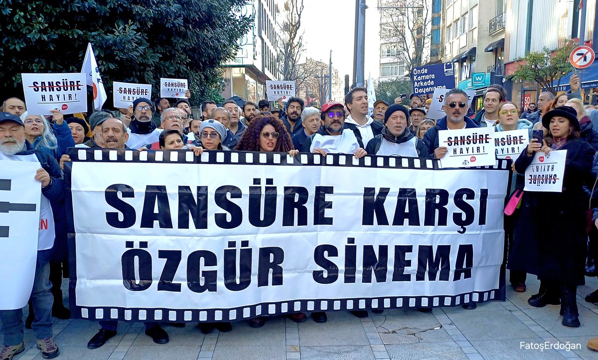 📽️ Sinema, televizyon, tiyatro, reklam sektöründe faaliyet gösteren Emek ve Meslek örgütleri, 'Sansüre Hayır' çağrısıyla Kadıköy Süreyya Operası önünde basın açıklaması düzenledi.

#SansüreHayır