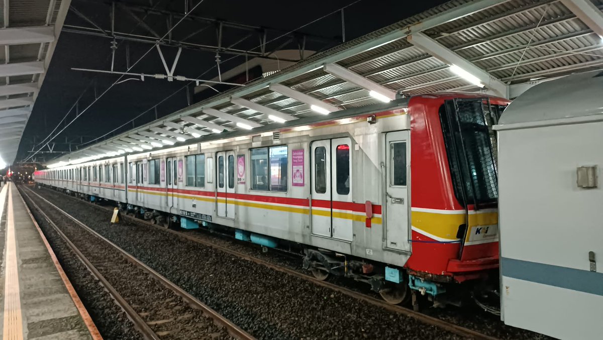 KLB pengiriman KRL Tokyo Metro seri 05-112F tujuan INKA Madiun mulai berangkat stasiun Depok 24.01.17 21:07 @jalur5_ @jurnalrailfans