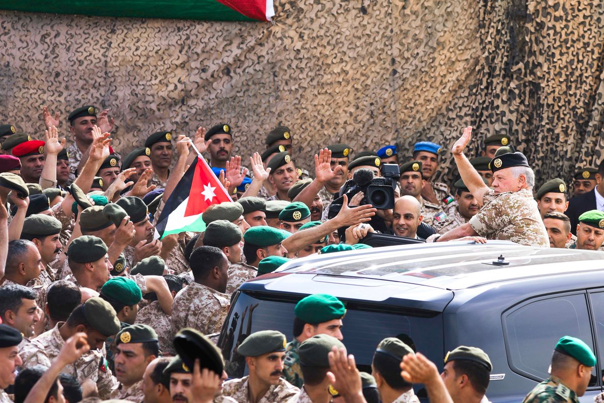 RHCJO's tweet photo. جلالة الملك عبدالله الثاني، القائد الأعلى للقوات المسلحة، يؤكد خلال زيارته قيادة المنطقة العسكرية الشرقية ثقته وكل الأردنيين بدور قوات حرس الحدود في الدفاع عن حدود الوطن والذود عن حماه 
#الأردن https://t.co/lXzhl63IEX