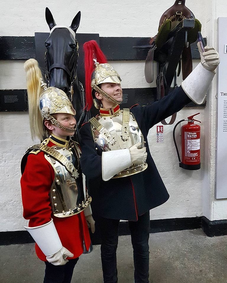 It’s #MuseumSelfieDay! What better way to take the all important photo than the ultimate museum selfie dressed as one of the King’s Mounted Bodyguards @HCav1660 #LetsDoLondon @visitlondon #TrustedGuardians @MuseumSelfieDay #MuseumSelfie