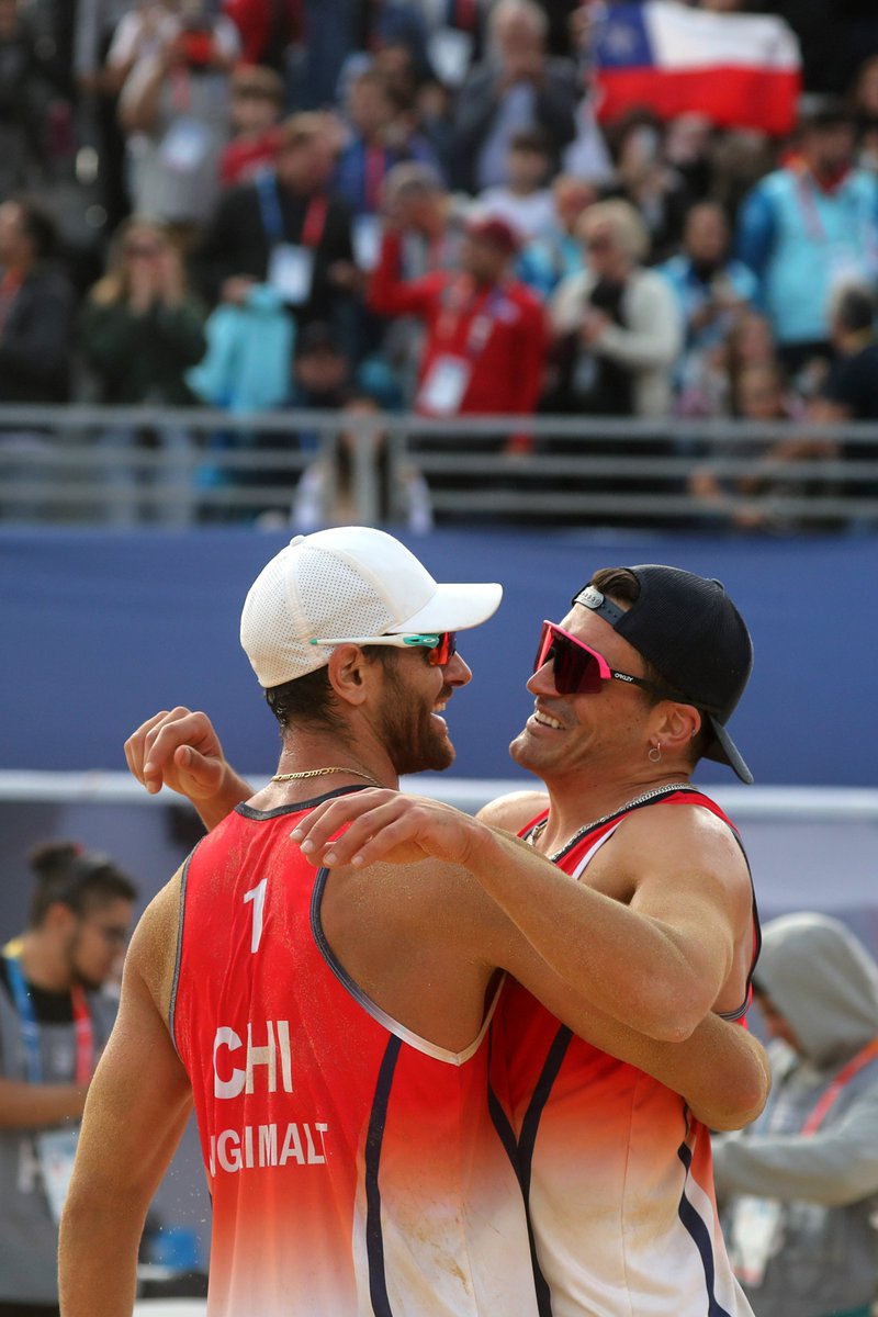 😎🏐🏖️ ¡Qué espectáculo que nos dieron, primos!🔥 📸 Revive los mejores momentos de la icónica dupla del Team Chile, quienes presentaron una verdadera exhibición del vóley playa a toda la hinchada roja en nuestros Juegos #Santiago2023.