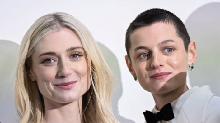 thecrown_br's tweet photo. 🏆

Emma Corrin e Elizabeth Debicki possuem uma estatueta do Golden Globes por interpretarem Diana, A Princesa de Gales em The Crown! https://t.co/ktxLxe0zyP