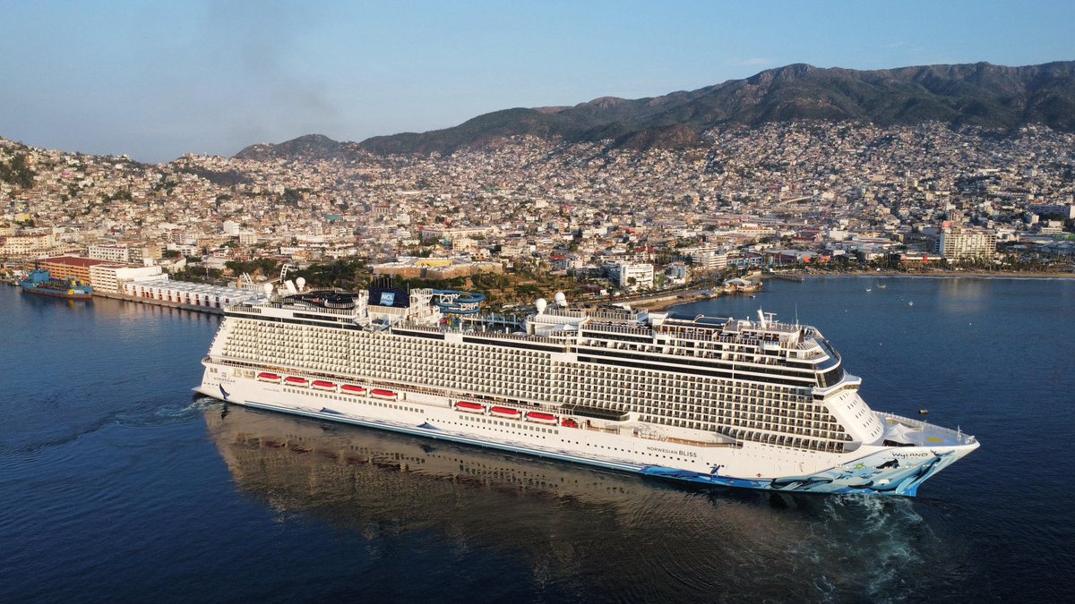 EvelynSalgadoP's tweet photo. ¡Buenos días! ☀️ 

Con gran alegría damos la bienvenida al Norwegian Bliss, el primer crucero del 2️⃣0️⃣2️⃣4️⃣ en #Acapulco, 🛳️ que arribó muy temprano a nuestro bello puerto, con 3 mil 791 pasajeros y mil 633 tripulantes. 

Gracias por elegir el #HogarDelSol, su visita es muy importante.

#AcapulcoEstáDePie