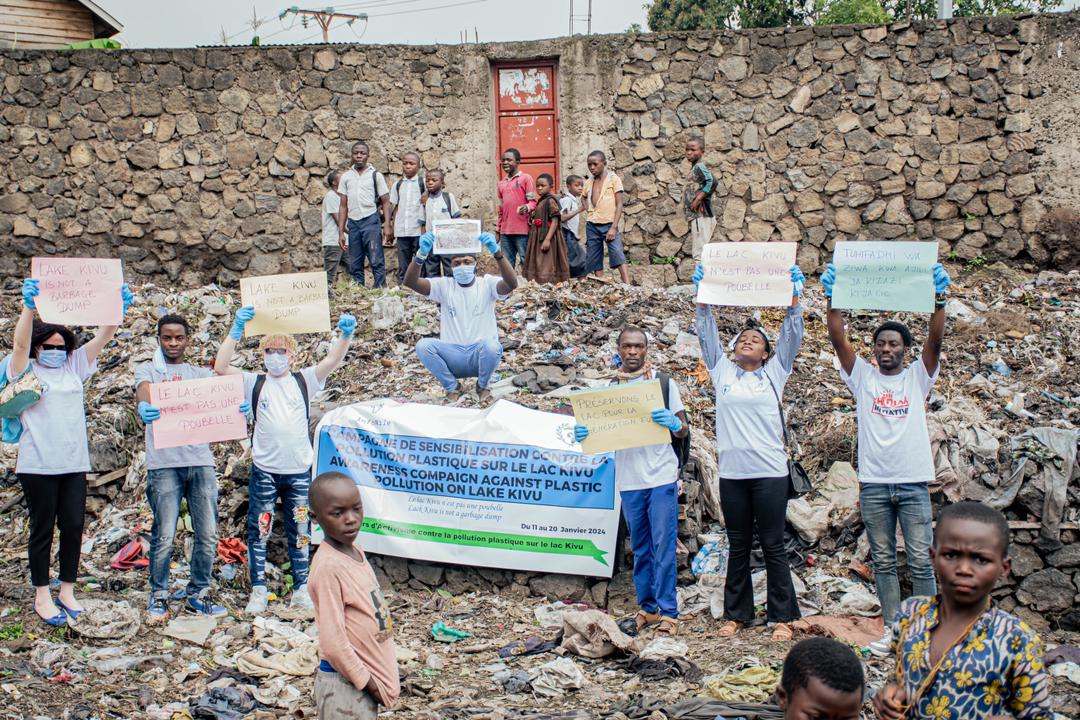 institute_amani's tweet photo. This week, our young volunteers with support from @InfoNile program had the opportunity to raise awareness among citizens living along the #Kivu-Lake in eastern #DRC, on the need to properly manage plastic waste to protect and preserve the aquatic ecosystem.
#ClimateAction #youth https://t.co/rb3jUOcdGO