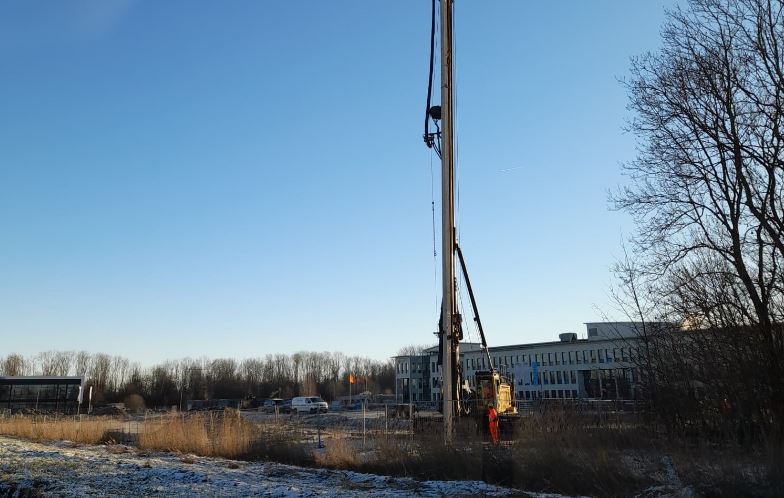 De eerste heipalen voor de bouw van het nieuwe studentencomplex Proxima op #ZernikeCampus zitten in de grond. Proxima krijgt 401 kamers die tijdens de piekperiode aan het einde van de zomer dubbel bezet kunnen worden. In de zomer van 2024 is de oplevering: bit.ly/3tY6jw1