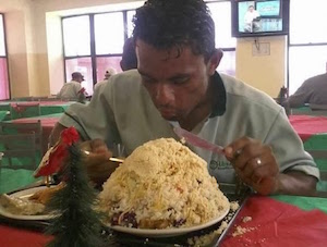 Sammy_Hmf's tweet photo. As pessoas na xepa enquanto fala que o Davi acabou com a comida https://t.co/ScR83X9USE