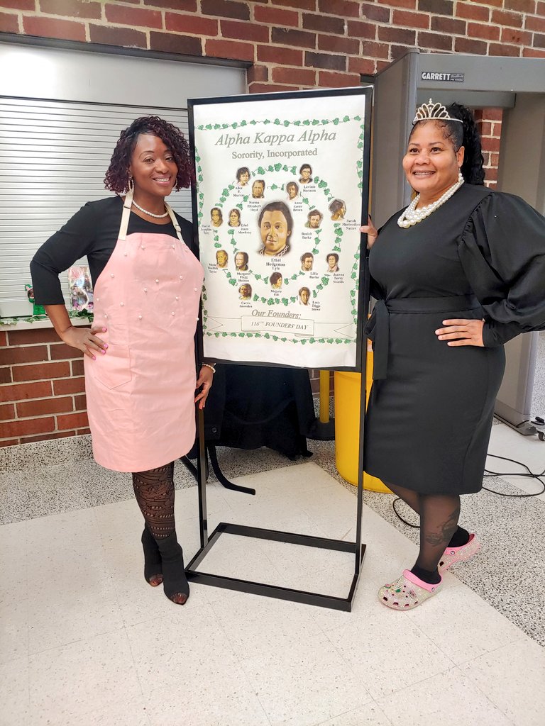 MsSongbyrd2's tweet photo. Happy Founders'Day to the Mays AKA
"It's all about The Pink &amp; Green "💚
#AKAWeek @APSMaysRaiders @MckenzieMaysHS @TheEduCreator https://t.co/sye9eYetA7