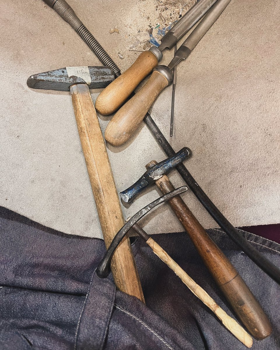sarah_denny's tweet photo. Today’s hammers… #lovethytools #silversmith #collets #oddhammers #commisionwork https://t.co/yUchtQfStl