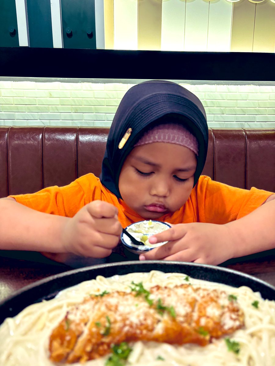 anggraini_dk's tweet photo. Lagi serius maem 🤭 #halalfood #bangkok @nuatair @centralwOrld https://t.co/it0HaxymCi