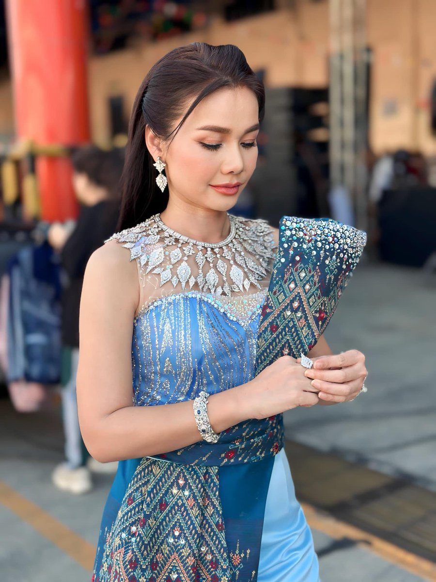 tai_ora_thai's tweet photo. ปัดรอยหม่นที่เปื้อนบนแก้มแดง
เติมฝุ่นแป้งอาบสีแสงลีลา
เสียงกลองแดนซ์
ผสมพิณแคนบ้านนา
 
#ต่ายอรทัย
#taiorathai https://t.co/4xFlDDJ7m2
