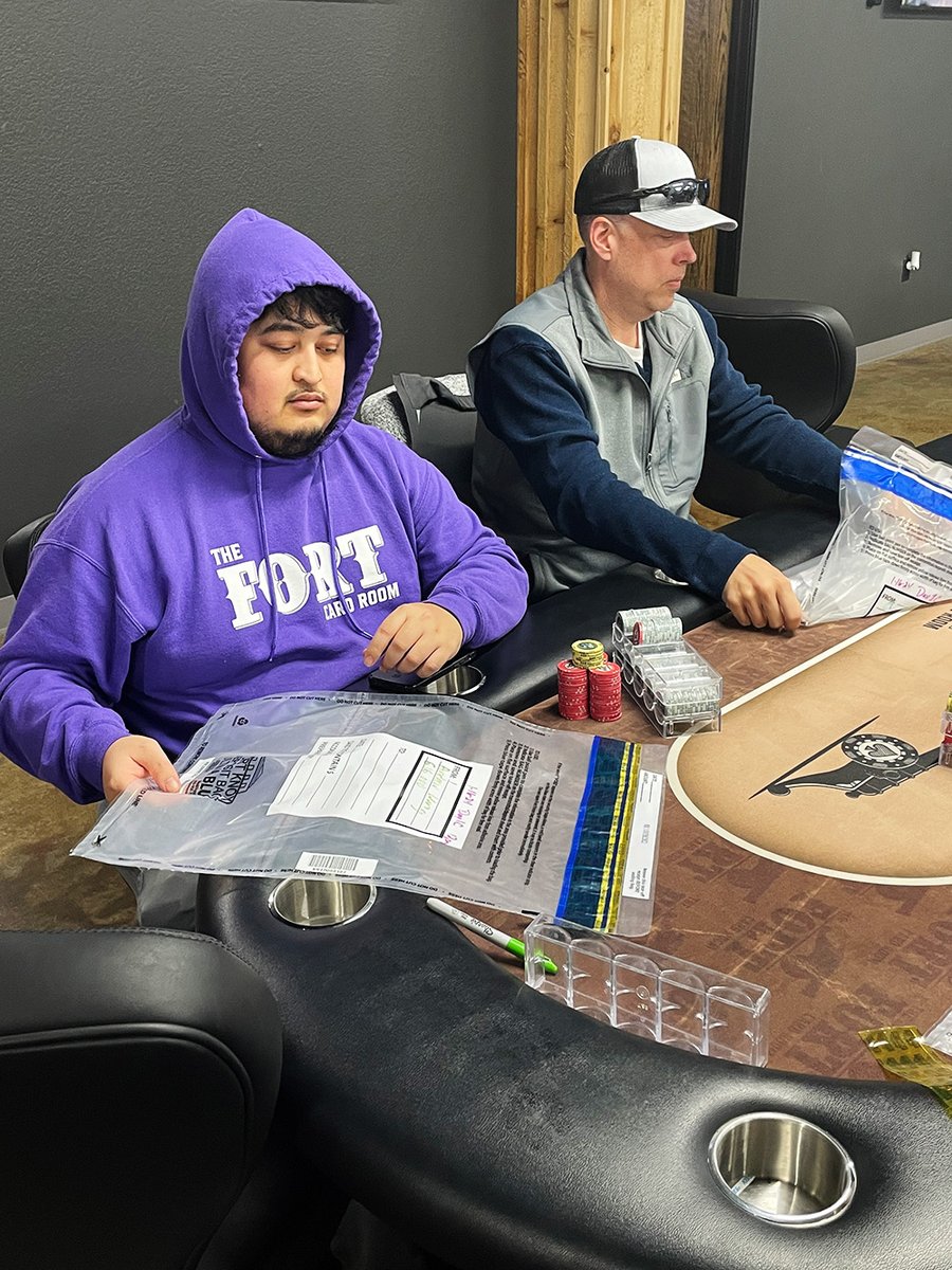 thefortcardroom's tweet image. Winter Gala Day 1C Chip Counts! Starting flights keep rolling all week! Come make your mark and #stackemhigh! 🤠
ANDREW WONG - 616,000
JASON BELTRAN - 472,000
CHRISTOPHER GIFFORD - 364,000
FREEMAN SMALLEY - 198,000
TOBY FLOYD - 90,000