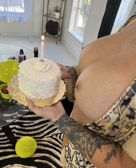 Who&rsquo;s blowing out candles with me? https://t.co/N9bEkTY2w9 https://t.co/dOGsNmT8FC<a href="/tag/warmweather"class="tags"><span>#warmweather</span></a><a href="/tag/takemethere"class="tags"><span>#takemethere</span></a><a href="/tag/pleaseandthankyou"class="tags"><span>#pleaseandthankyou</span></a>