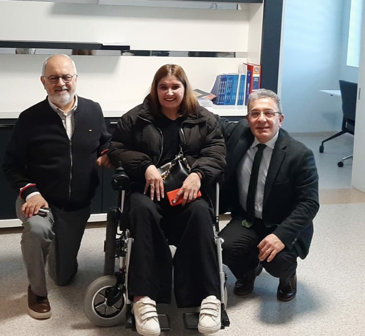 Günün yüreklere dokunan karesi. Engelli kardeşimizle yanına çökerek poz veren koca yürekli hocalarımız. Prof.Dr. Bayram Yılmaz, Prof.Dr. Uğur Özbek. Hocalık, hekimlik budur işte. Ellerinizden öpüyorum <a href="/RTErdogan/">Recep Tayyip Erdoğan</a>  <a href="/saglikbakanligi/">T.C. Sağlık Bakanlığı</a> <a href="/drfahrettinkoca/">Dr. Fahrettin Koca</a> <a href="/d_biyot/">D.E.Ü Biyotıp ve Genom Enstitüsü</a> <a href="/Lgmdder/">Lgmd'li birey 💚💚💚</a> <a href="/Senay75422198/">Senay</a>