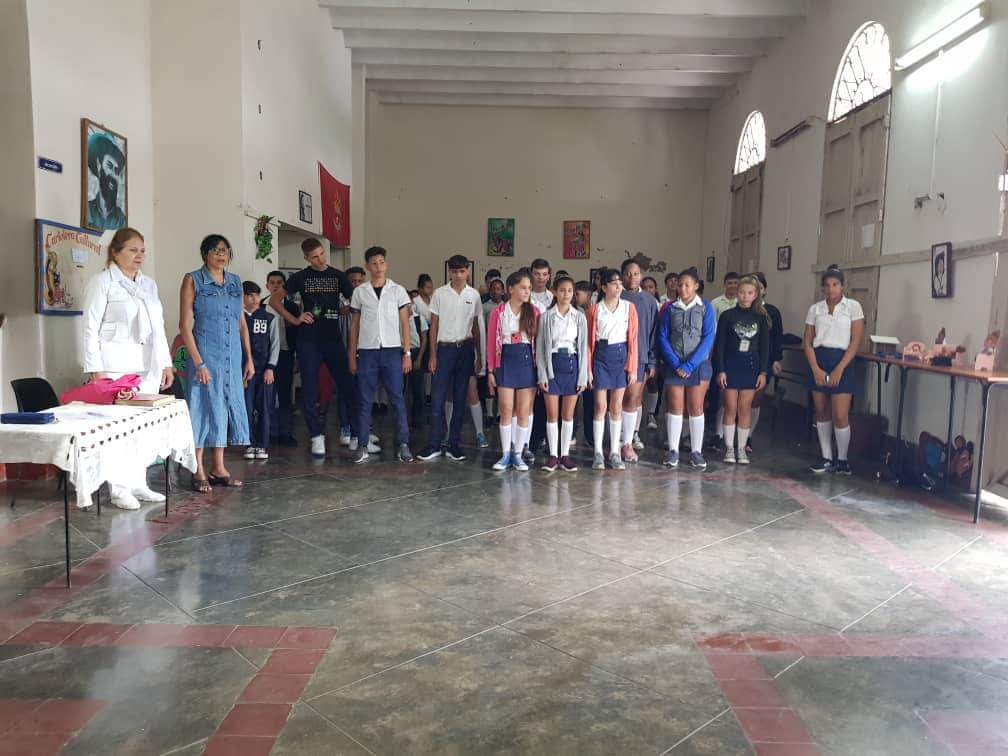 Con la presencia de los estudiantes de 8vo grado de la ESBU Julio Antonio Mella, comienza el segundo curso de Formación Vocacional en el Palacio de Pioneros del municipio de #PinardelRío #CubaMined #EstaEsLaRevolución <a href="/RoigNoda/">Jesusin Noda Roig</a> <a href="/CurbeloNiurka/">Niurka María Curbelo Herrera</a> <a href="/btan0987/">Naima Ariatne Trujillo</a>