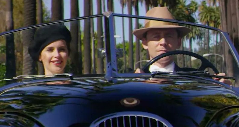 A Bonnie & Clyde moment   🎞️🫢😉😊 
#TomHiddleston & #FelicityJones cruise through Beverly Hills in a 1954 Jaguar, for 'Vanity Fair', 2015. 🎬🌴🤠👩👛🚘😍