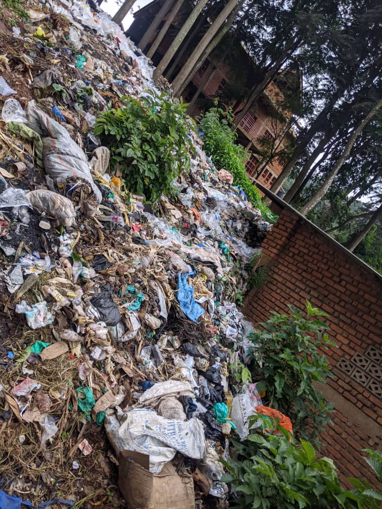 DEC_Organisatio's tweet photo. Toujours dans la ville de Bukavu, c'est près de l'institut supérieur de développement rural #ISDR_Bukavu une institution qui devrait être le modèle en matière de l'éducation relative à l'environnement est aujourd'hui en manque de modèle @IsdrBukavu @b_jaehee @IslandsInnovate https://t.co/BgPKXAu2vH
