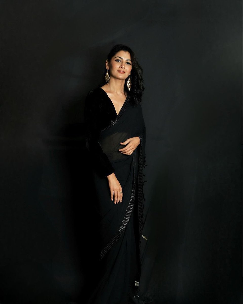 Moonless night with stars of elegance ✨🖤 #SritiJha