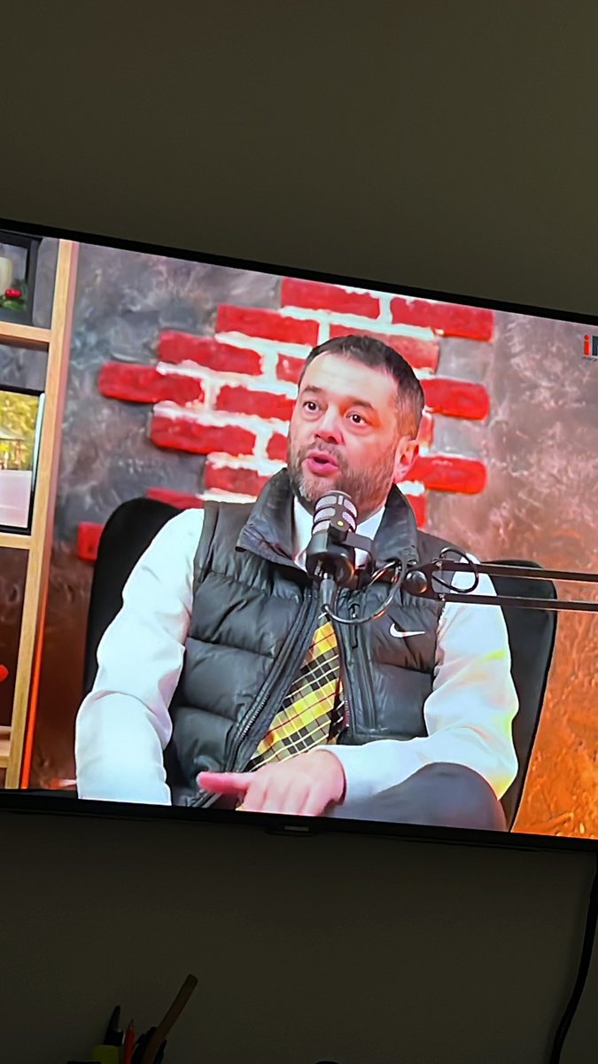 Најк елек, кошула бела и машна… епа дојди ми.