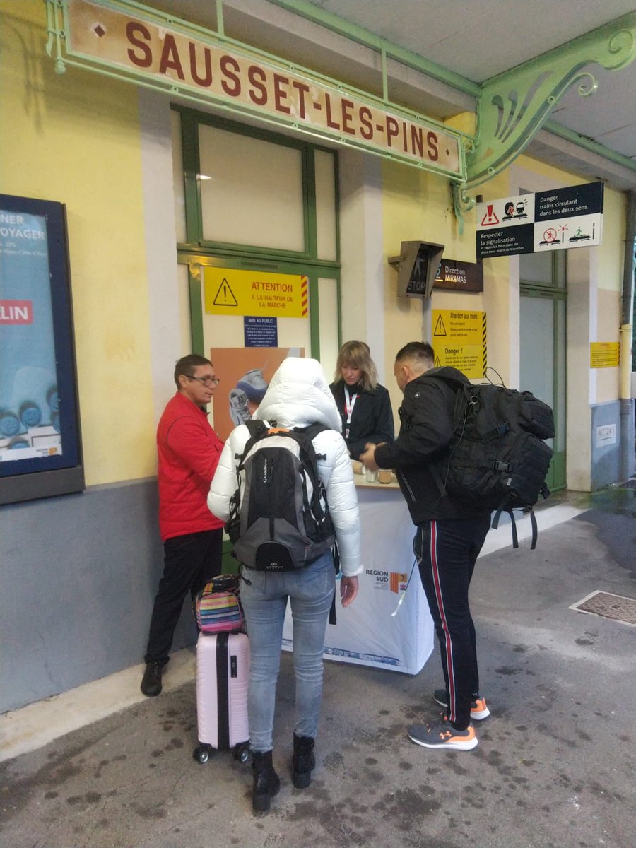 [Retour en images] 📸 

En ce début d'année les agents @TERSUD_SNCF
ont accueilli les clients en gare de #VitrollesAeroportMarseilleProvence, #Sausset, #Istres, avec la distribution de petits déjeuners 🫴🥐

En 2024, faites la route en #train 🚅

#SNCF #TERSud