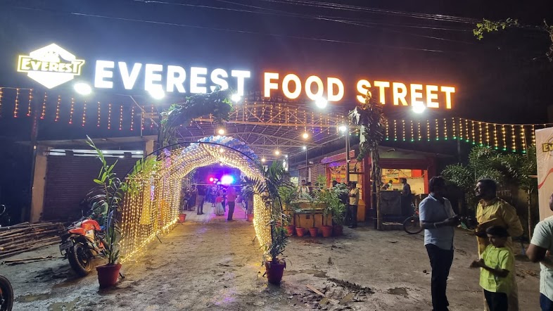 If you're craving the authentic flavors of Mumbai street food in Chennai or know someone missing it, be sure to experience 'Taste of Mumbai' at Everest Food Street in OMR, Kelambakkam.
#TOM #tasteofmumbai #omr #Chennai #foodlove #chat #Mumbai #foodblogger #FoodSpot