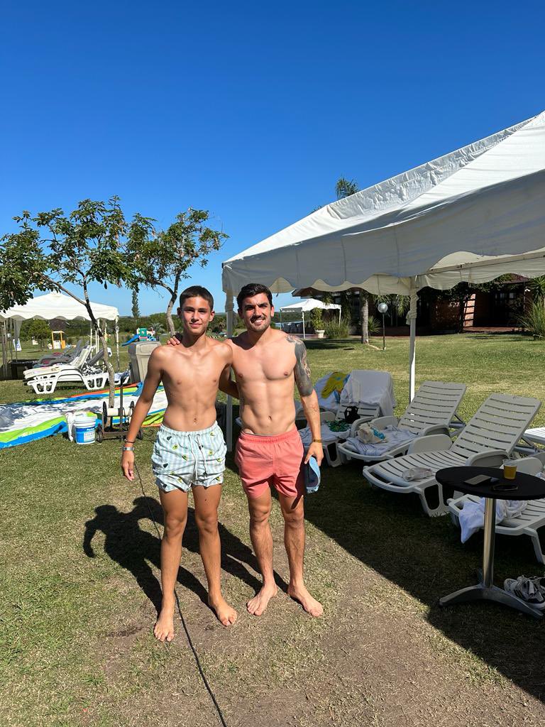 Haciendo feliz a mi ahijado con una simple foto 🙌🏻 gracias <a href="/mauro_arambarri/">Mauro Arambarri</a> humildad y gran persona ⚽️⚽️