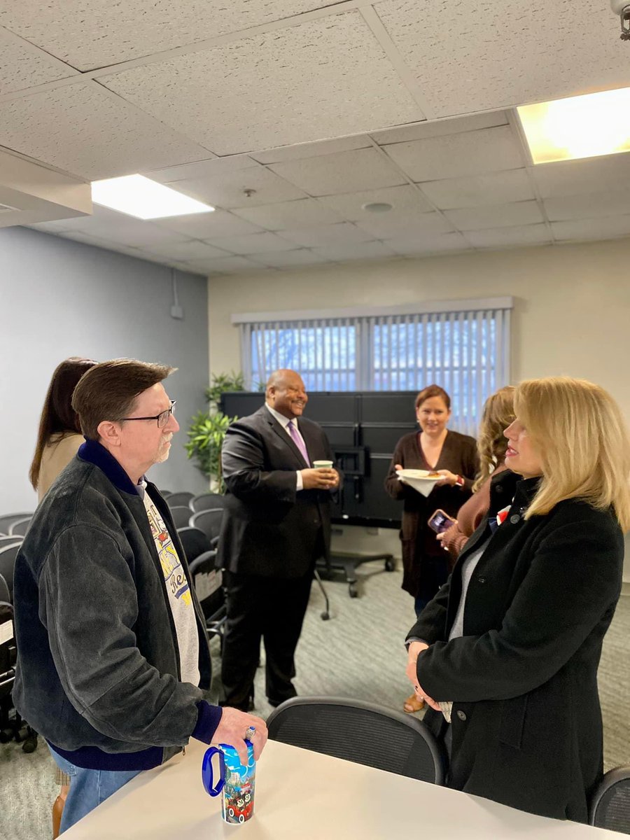 gcc_jsample's tweet image. Day 99- The Cabinet Team and I started the day at COA for our Coffee with Superintendent and Cabinet! Great opportunity to connect with our teachers and staff. Rumor has it that a Kindergarten teacher convinced me to work in her class for a day! 😬 To be continued… #gcclevelup