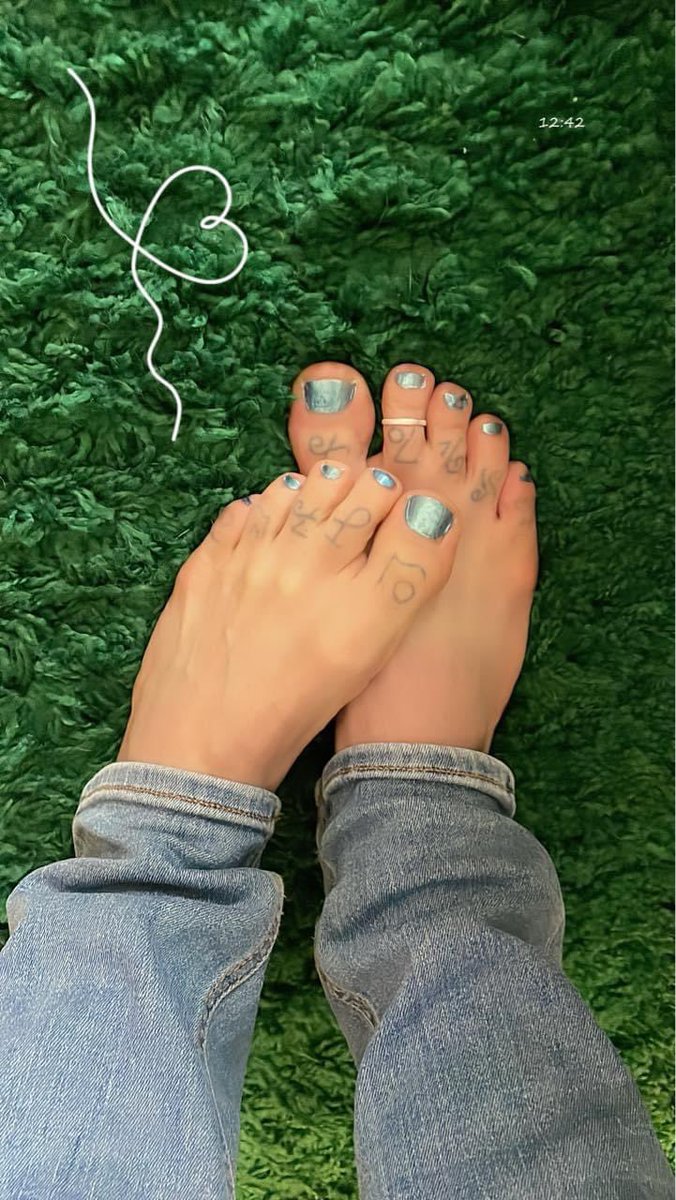 For once in blue, I think I like it 🩵💙❤️

#bluenails #feet #foot #pride #German #trans #füße #Femboy