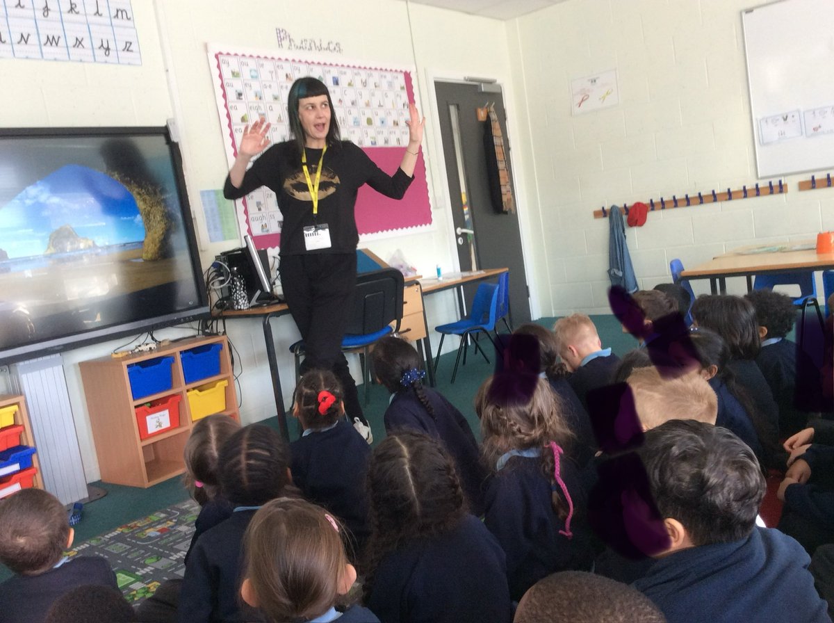 Hillyfield_E17's tweet image. We had lots of fun rhyming with Lottie during yesterday’s story session! #Year1hill @MagicBoxE17