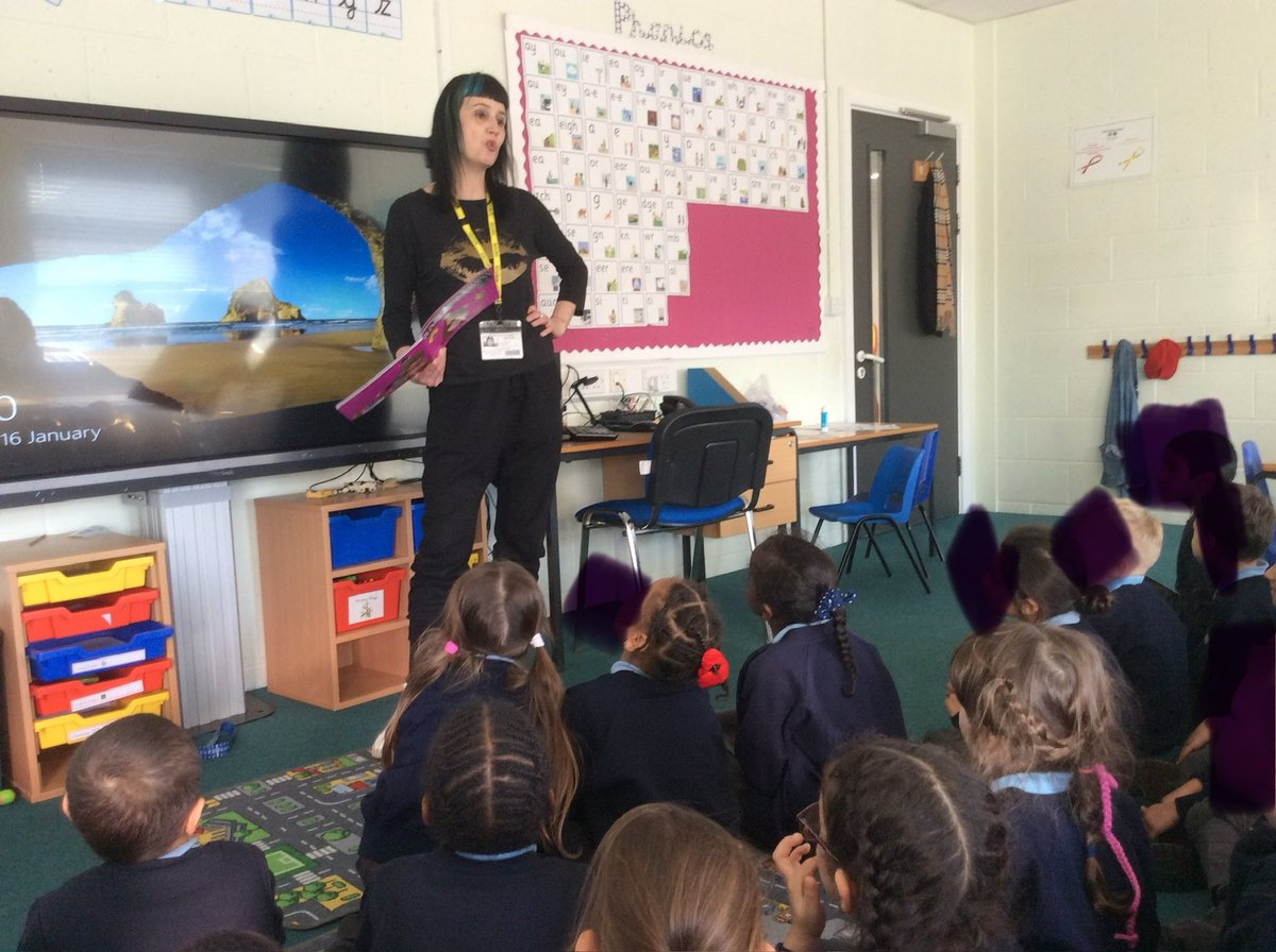 Hillyfield_E17's tweet image. We had lots of fun rhyming with Lottie during yesterday’s story session! #Year1hill @MagicBoxE17