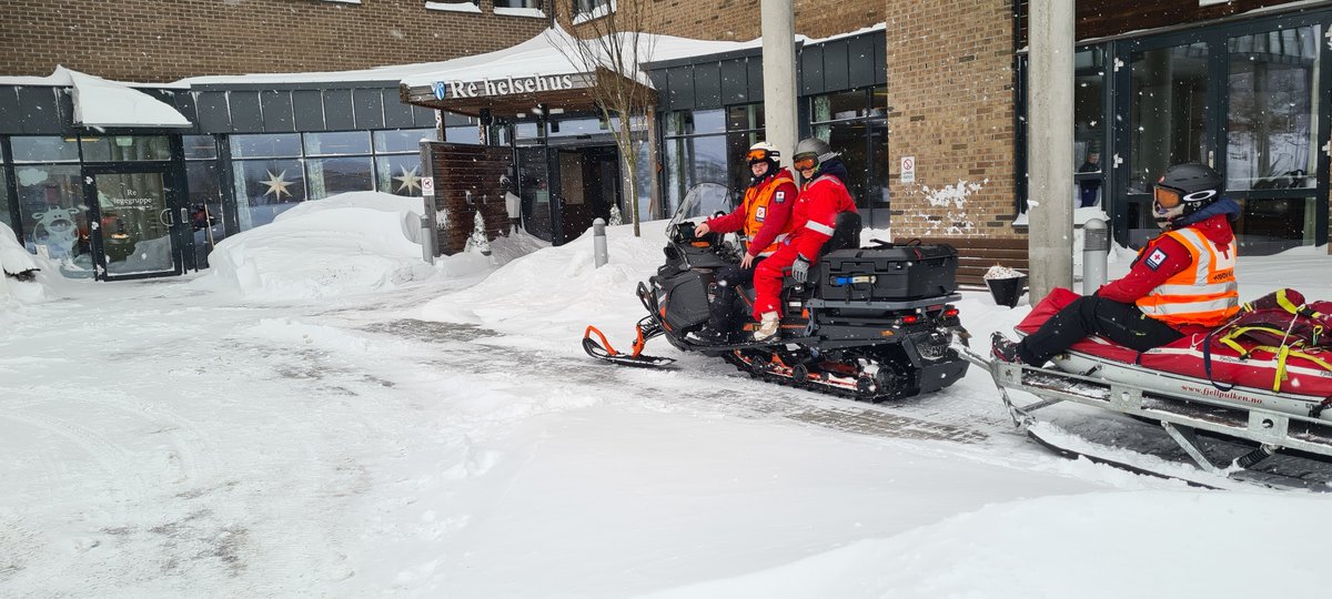 Frivillige fra <a href="/Hjelpekorps/">Røde Kors Hjelpekorps</a>  har bistått i snøkaoset på Østlandet i dag, med blant annet oppdrag for kommunene i Skien, Tønsberg og Drammen, og med ambulansekjøring i Østfold. Bildet viser transport for kommunehelsetjenesten i Tønsberg.