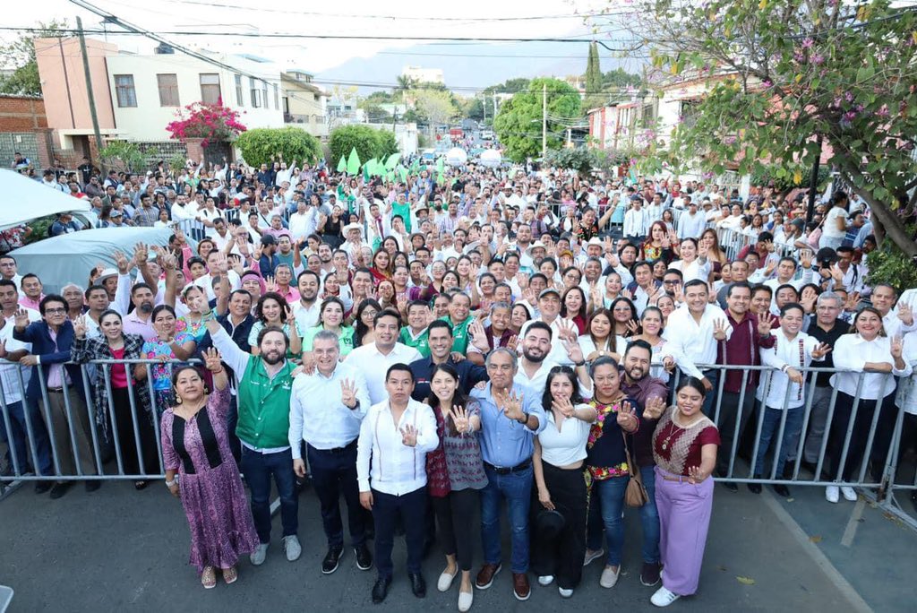 InformateOax's tweet photo. Se perfila @LinoVelazquez como el abanderado del @partidoverde_oa @MorenaOaxaca1 @FuerzaMexicoOax rumbo a la contienda por la diputación distrito local 11 Matías Romero
@PepeEstefanG @RaulBCCue @salomonj https://t.co/ilQuAmA0wu