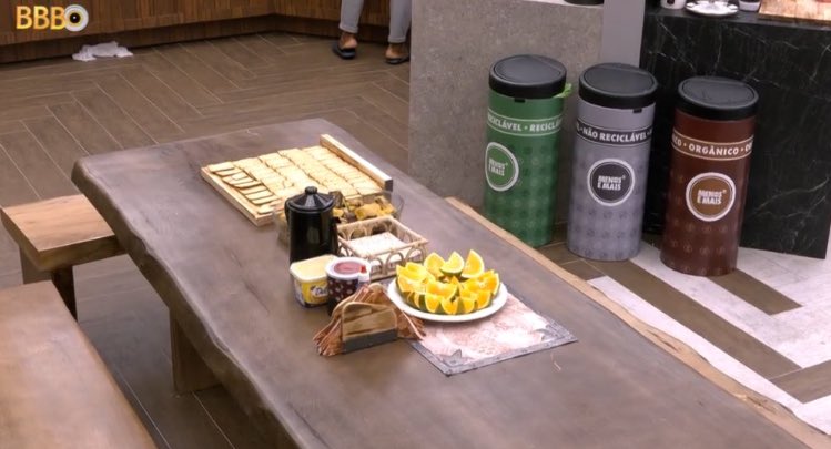 Na MINHA opinião, isso é puro jogo, tanto interno quanto externo, o cara que usa a linguagem do servir pra conquistar o público. Errado não tá, mas fazer esse banquete todo dia na xepa, sem consultar os demais, já acho forçado e nada empático com o coletivo. #BBB24