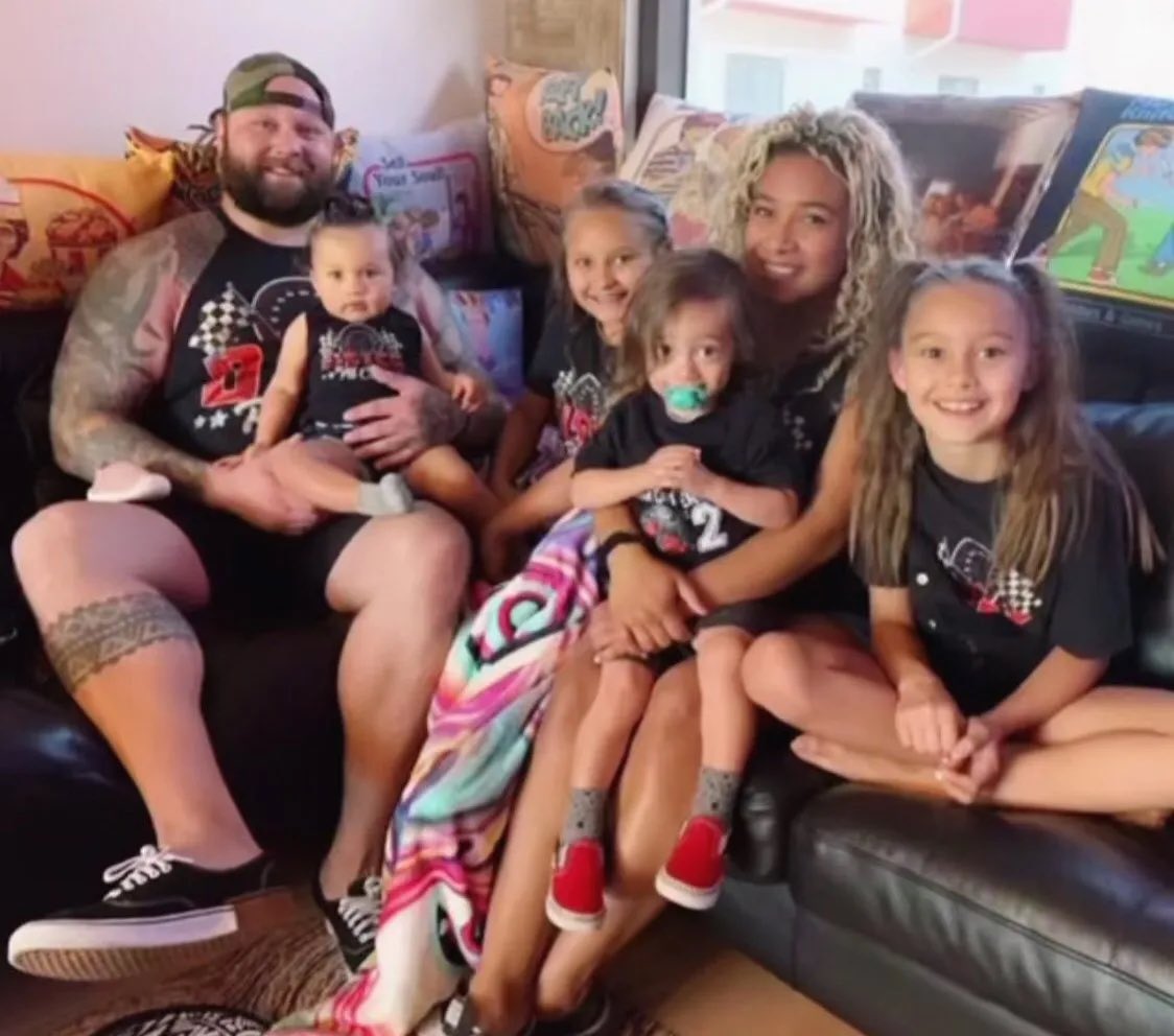 myReligionvn's tweet photo. Family is everything in life ⭕️

#braywyatt #wyatt6 #thewyattog #smackdown #raw #wwe #unclehowdy #revelinwhatyouare #thefiend #ripbraywyatt #windhamrotunda #wyattwednesday https://t.co/rBlKLVuIx1