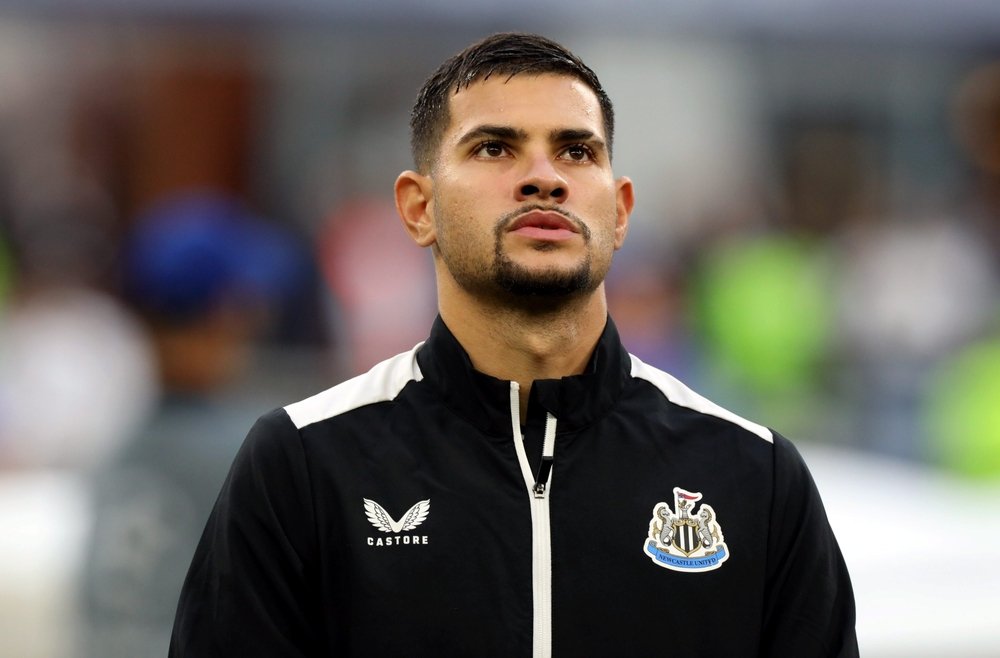OficialSala12's tweet photo. 🚨 Bruno Guimarães está "frustrado" com o projeto do Newcastle. Quer sair o quanto antes.

Seu agente, Giuliano Bertolucci, está em Paris resolvendo a confusão que virou a transferência de Moscardo.

O PSG é o grande favorito a tirar o brasileiro da Inglaterra.

🗞 Sport https://t.co/DLwZNmvAu1