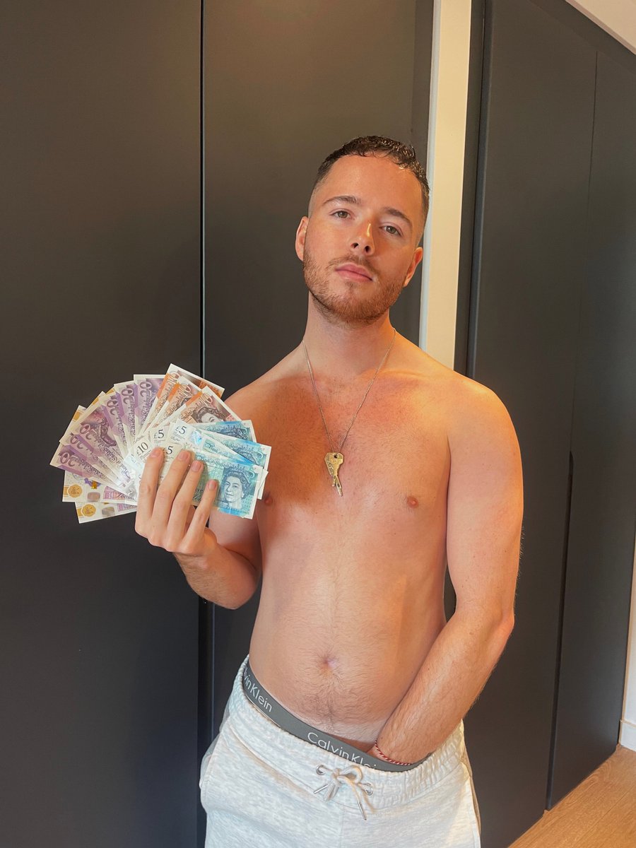 youralphatommy's tweet photo. I met a sub the other night and I locked him up in chasity whilst taking all his cash from his wallet 💸

Question is how long do you think I should keep his keys and keep him locked ? 🔐 https://t.co/bYs2v9hSsq