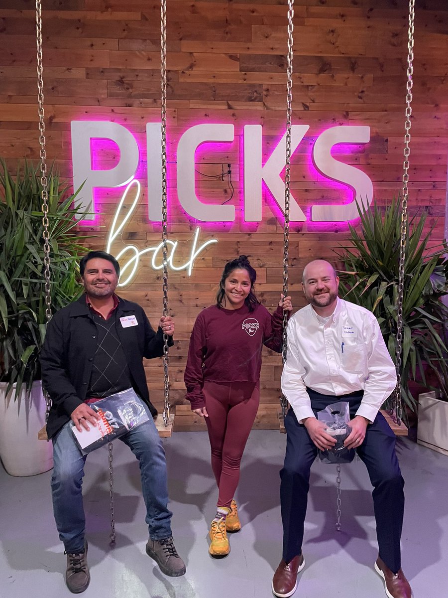 UTSACOBAlumni's tweet photo. Thank you to everyone who attended yesterday’s event. We had a blast networking with @utsavetalumni and #utsacobalumni. 

A special thank you to our sponsors: San Antonio Zoo, Jefferson Bank, and USIO. And shoutout to Picks for being a fantastic host! 🤩 https://t.co/vFCeNRsgTX