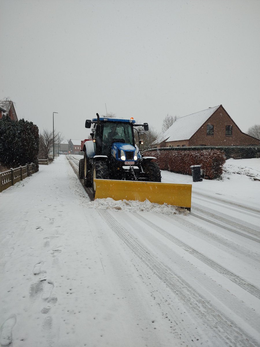 ❄️Hevige sneeuwval. We trachten de prioritaire wegen sneeuw- en ijsvrij te houden. Momenteel is de omgeving van de Roeselberg te gevaarlijk, die wordt afgesloten. Vermijd verplaatsingen. Hou het veilig.