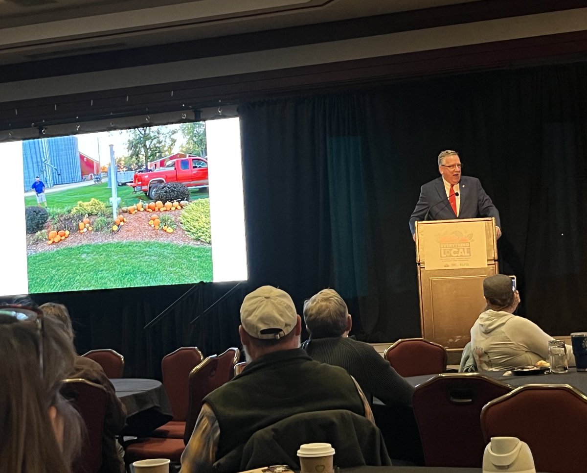 ILFarmBureau's tweet photo. @ILFBPres Duncan opens the #everythinglocal conference sharing his experience growing a specialty crop, pumpkins! Illinois is the #1 pumpkin producing state in the country. https://t.co/OihZkKze1q
