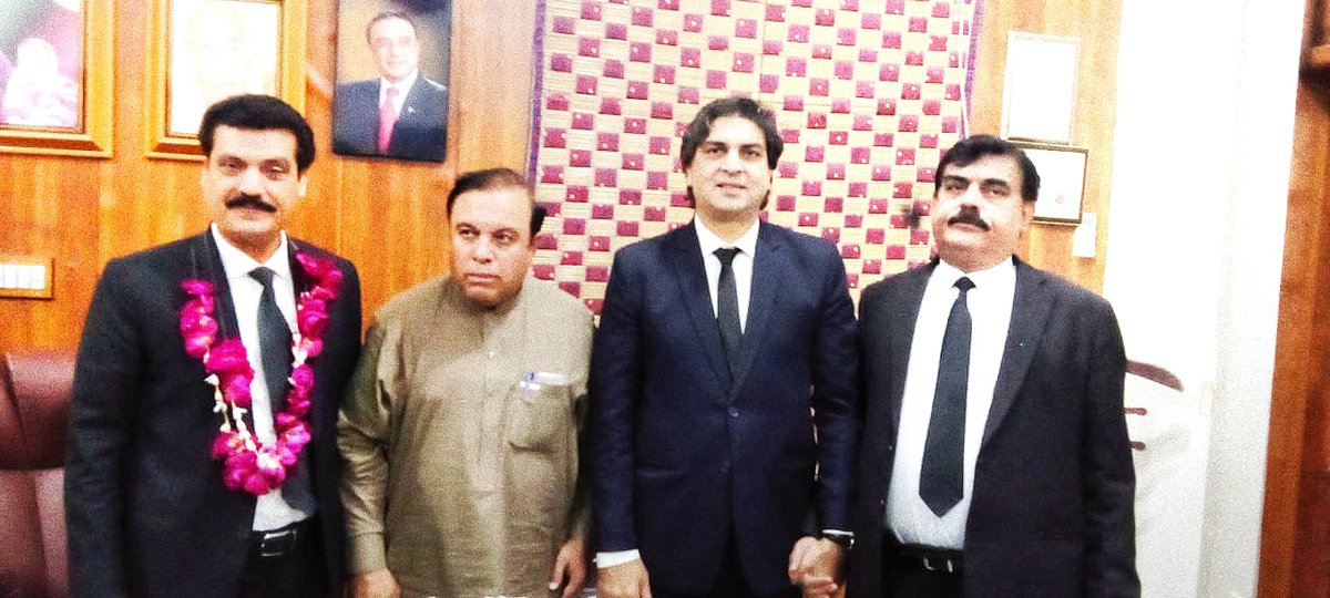 Imranmithani101's tweet photo. پاکستان پیپلز پارٹی کے امیدوار صوبائی اسمبلی سندھ حلقہ پی ایس 101 نے @QaziMBashir1  ایڈیشنل ایڈووکیٹ جنرل پیپلز لائرز فورم کو عمرہ کی ادائیگی کے بعد مبارکباد پیش کی اور ہار پہنایا https://t.co/VgRz4pTG7w