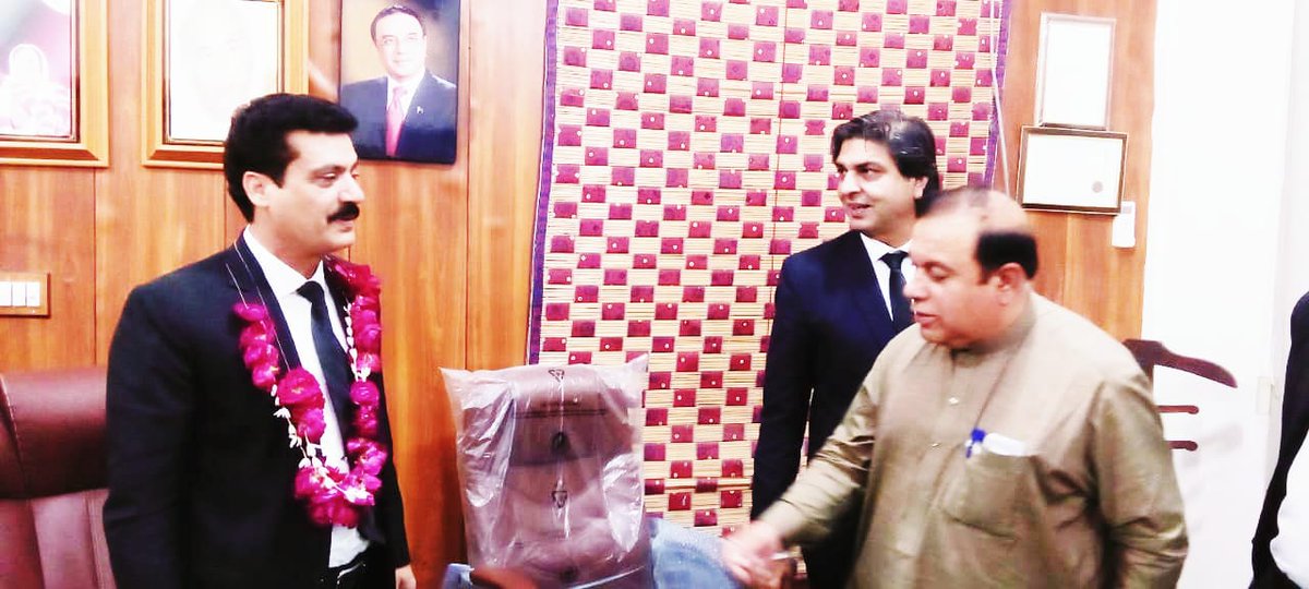 Imranmithani101's tweet photo. پاکستان پیپلز پارٹی کے امیدوار صوبائی اسمبلی سندھ حلقہ پی ایس 101 نے @QaziMBashir1  ایڈیشنل ایڈووکیٹ جنرل پیپلز لائرز فورم کو عمرہ کی ادائیگی کے بعد مبارکباد پیش کی اور ہار پہنایا https://t.co/VgRz4pTG7w