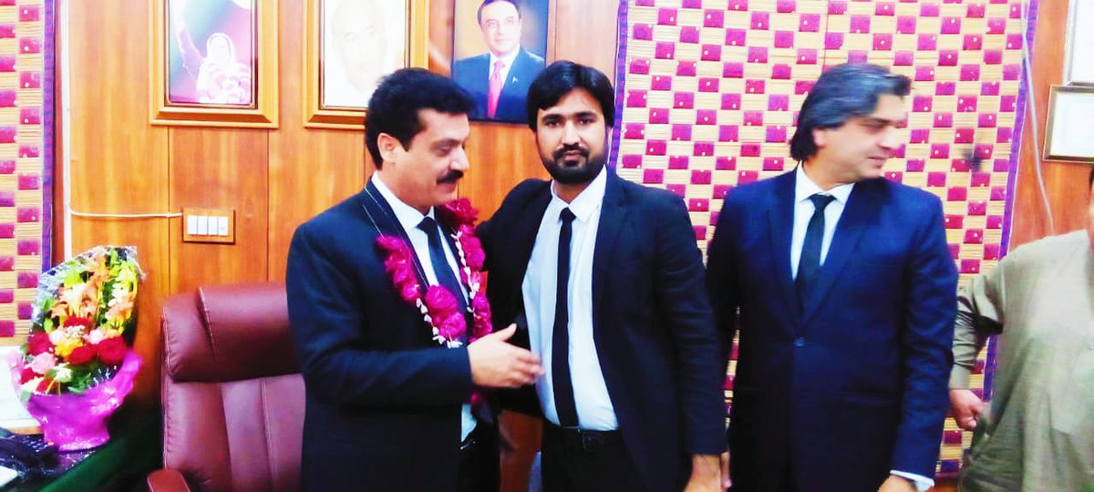 Imranmithani101's tweet photo. پاکستان پیپلز پارٹی کے امیدوار صوبائی اسمبلی سندھ حلقہ پی ایس 101 نے @QaziMBashir1  ایڈیشنل ایڈووکیٹ جنرل پیپلز لائرز فورم کو عمرہ کی ادائیگی کے بعد مبارکباد پیش کی اور ہار پہنایا https://t.co/VgRz4pTG7w