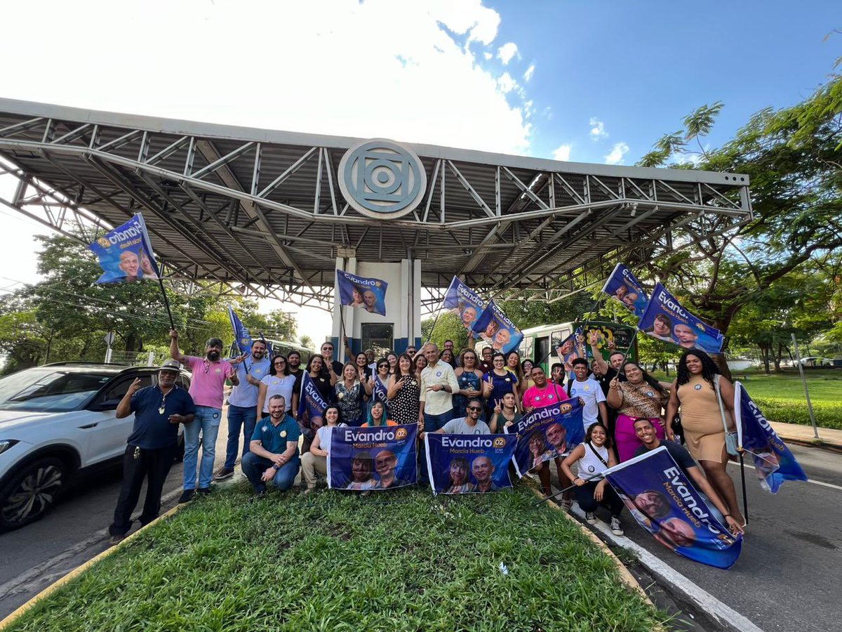 ufmtadiante's tweet photo. Começamos o ano letivo com todo gás! Estivemos na guarita da Fernando Correa distribuindo sorrisos, alegria, desejando um excelente ano para todas as pessoas. Agradeço a cada mão estendida para acolher nossas propostas. É tempo de seguir adiante. Vamos juntos! 👏🏾 #UFMTAdiante https://t.co/CBcxyqDjHA