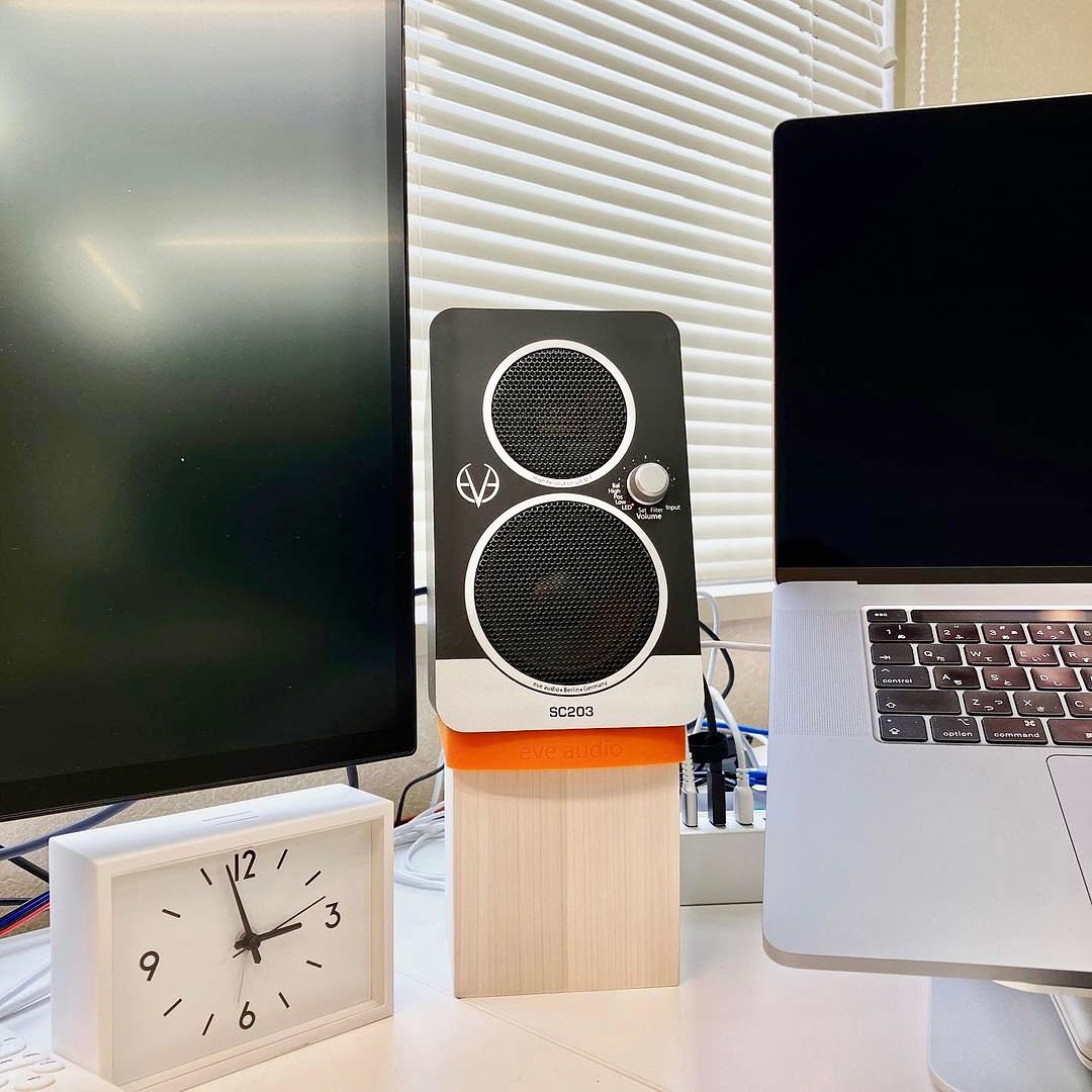 EveAudio's tweet photo. The compact solution from EVE Audio for EVEry desktop: SC203.
📷: sinamex
#desktoploudspeaker #Eveaudio #musicproductiotion #editing #sc203 https://t.co/6qy3U7VUiR