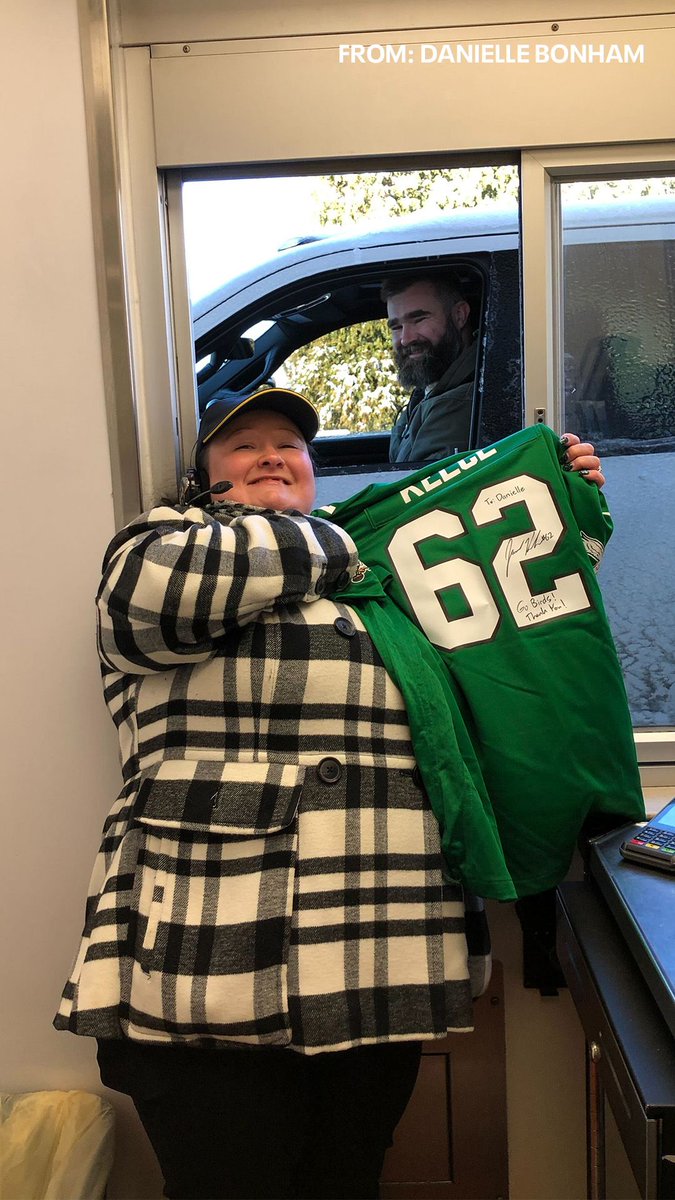 Eagles legend Jason Kelce stopped by his neighborhood McDonald’s this morning to pick up some breakfast and drop off a jersey for his favorite employee – Danielle Bonham. MORE: bit.ly/3O6n4w1