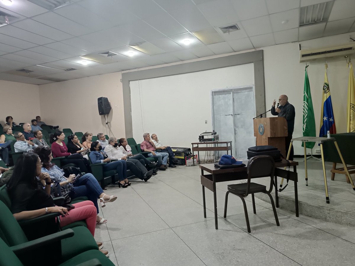 APUCV's tweet photo. Este #17Enero se lleva a cabo una asamblea de agremiados de la APUCV en el Auditorio de Economía Agrícola de la Facultad de Agronomía, en el campus Maracay de la #UCV. Se presenta informe de gestión del #IPPUCV (Maracay) y se habla de la situación de los #Profesores #UniVe https://t.co/ezKr3xQlNP