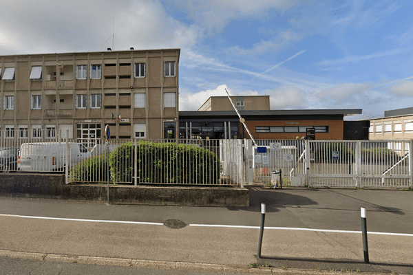 F3PaysdelaLoire's tweet photo. Alerte à la bombe dans un lycée de Sablé-sur-Sarthe : un jeune de 16 ans en garde à vue
https://t.co/YArtM7rEid
#Sarthe #FaistDivers #Justice https://t.co/8QTa3YjC1l